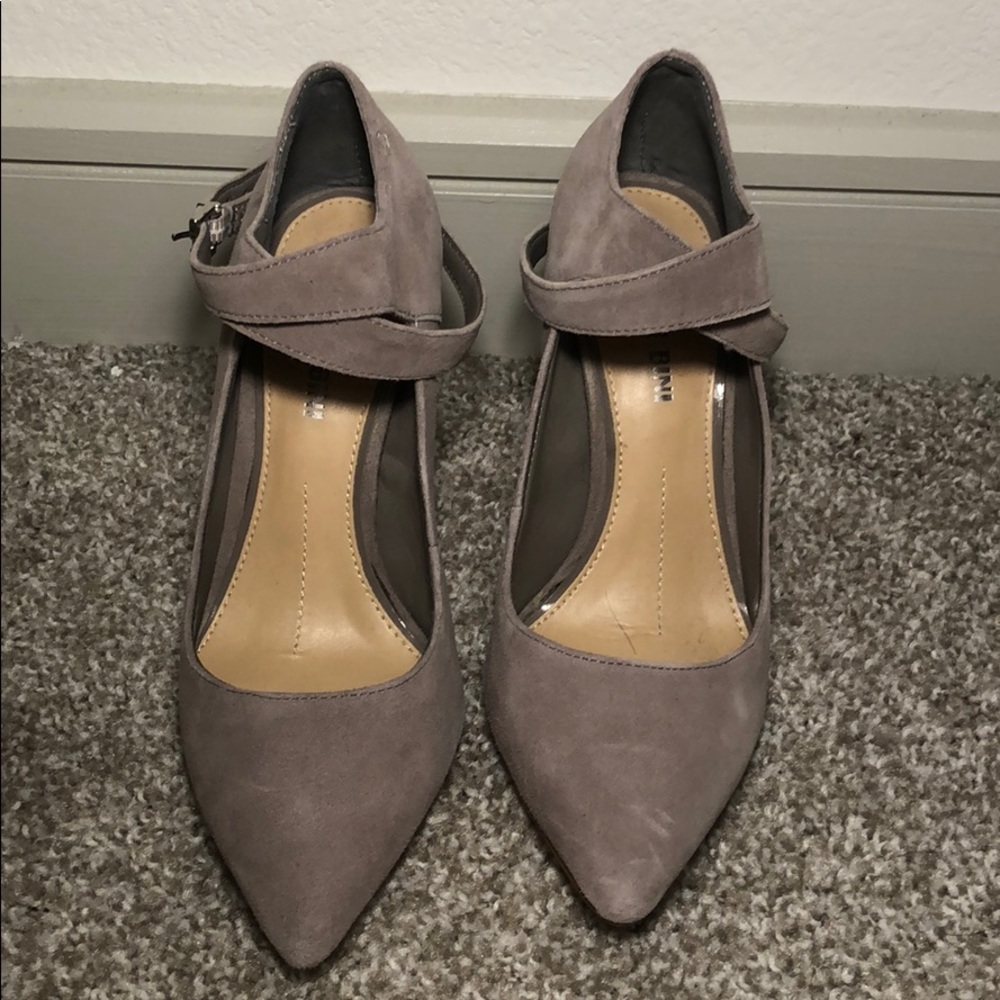 Gianni Bini Size 5 Suede Gray Strapy Pumps